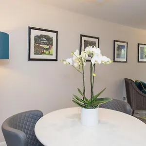 the-mews-york-place-by-harrogate-serviced-apartments.yorkshirehotels.net/
